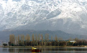 KASHMIRI MUSLIMS ROW THEIR BOAT IN SRINAGAR KASHMIRI MUSLIMS ROW THEIR BOAT IN SRINAGAR