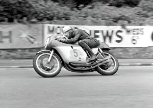 Mike Hailwood and the bent MV: 1965 Senior TT Mike Hailwood and the bent MV: 1965 Senior TT