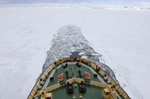 Antarctic Research Vessel Prints: 02587dt