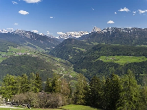 Blick auf die dolomiten Suedtirols von Bad dreikirchen oberhalb des Tals der Eisack Blick auf die dolomiten Suedtirols von Bad dreikirchen oberhalb des Tals der Eisack