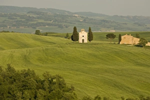Cappella di Vitaleta (Vitaleta Chapel) near Pienza, Val d'Orcia, Siena province Cappella di Vitaleta (Vitaleta Chapel) near Pienza, Val d'Orcia, Siena province