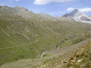 Cedec vally leads to Pizzini hut (2706 m) in the upper Sondrio province, Italy Cedec vally leads to Pizzini hut (2706 m) in the upper Sondrio province, Italy