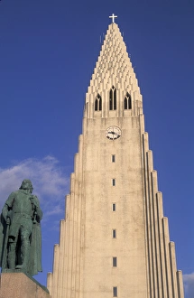 Iceland, Reykjavik Hallgrims Church and statue of Eifur Eiriksson, the 1st European Iceland, Reykjavik Hallgrims Church and statue of Eifur Eiriksson, the 1st European