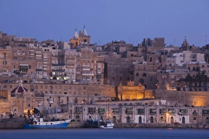 Malta, Valletta, town view from Vittoriosa, Birgu, dawn Malta, Valletta, town view from Vittoriosa, Birgu, dawn