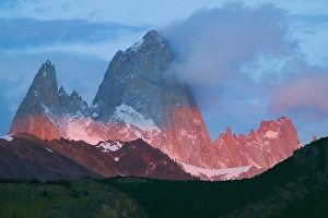 Morning view of Fitz Roy (left: co. Poincenot, mid: Fitz Roy, right: ag. Mermoz) Morning view of Fitz Roy (left: co. Poincenot, mid: Fitz Roy, right: ag. Mermoz)