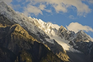 Mountain landscape and clouds, Tiger Leaping Gorge, Yunnan, Southwestern, China Mountain landscape and clouds, Tiger Leaping Gorge, Yunnan, Southwestern, China
