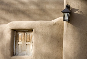 NM, New Mexico, Santa Fe, Canyon Road, legendary for its many art galleries, window NM, New Mexico, Santa Fe, Canyon Road, legendary for its many art galleries, window