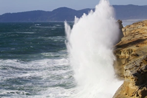 OR, Cape Kiwanda, Ocean waves crashing on the cape OR, Cape Kiwanda, Ocean waves crashing on the cape