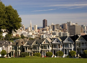 San Francisco famous Victorian Houses called The 5 Sisters with skyline San Francisco famous Victorian Houses called The 5 Sisters with skyline
