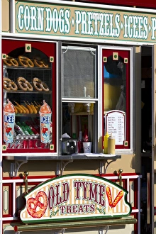 Shop selling snacks on Pier 39 in San Francisco, California, USA Shop selling snacks on Pier 39 in San Francisco, California, USA
