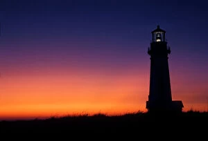 Images Dated 3rd July 2007: The sun ball drops down on the colorful horizon Yaquina Bay lighthouse on the coast