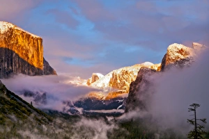 Sunset colors the classic Tunnel-View, El Capitan and Half Dome.Yosemite, California, US Sunset colors the classic Tunnel-View, El Capitan and Half Dome.Yosemite, California, US