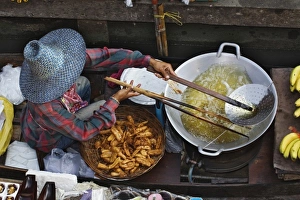 Thai man cooking, Damnoen Saduak Floating Market, Damnoen Saduak, Thailand Thai man cooking, Damnoen Saduak Floating Market, Damnoen Saduak, Thailand