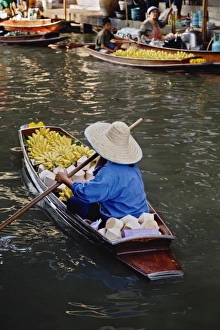 Thai woman at Damnoen Saduak Floating Market, Damnoen Saduak, Thailand Thai woman at Damnoen Saduak Floating Market, Damnoen Saduak, Thailand