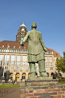 Trummerfrauen statue at the New Town Hall in Dresden, Germany Trummerfrauen statue at the New Town Hall in Dresden, Germany