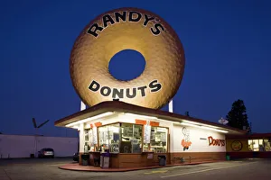 USA, California, Inglewood. Randys Donuts, dawn USA, California, Inglewood. Randys Donuts, dawn