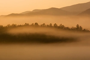 USA; Great Smoky Mountains NP; Early morning fog in Cades Cove USA; Great Smoky Mountains NP; Early morning fog in Cades Cove