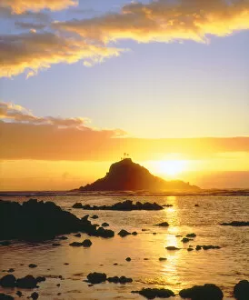 Images Dated 6th May 2014: USA; Maui; Hawaii; Sunrise over Three Palm Tree Island