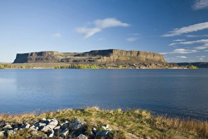 WA, Grant County, Upper Grand Coulee, Steamboat Rock, a massive basalt butte WA, Grant County, Upper Grand Coulee, Steamboat Rock, a massive basalt butte