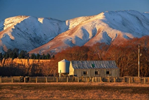 Woolshed and Kakanui Mountains, Maniototo, Otago Woolshed and Kakanui Mountains, Maniototo, Otago