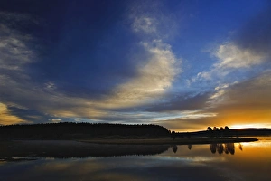 Yellowstone River at sunrise, Hayden Valley, Yellowstone National Park, Wyoming/Montana Yellowstone River at sunrise, Hayden Valley, Yellowstone National Park, Wyoming/Montana