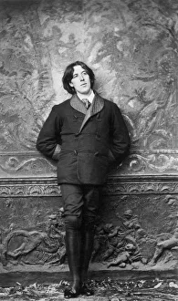 OSCAR WILDE (1854-1900). Irish poet, wit and dramatist. Photographed in 1882 in New York OSCAR WILDE (1854-1900). Irish poet, wit and dramatist. Photographed in 1882 in New York