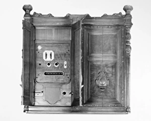 RADIO-GRAMOPHONE, 1925. An American Radiola, a cabinet containing a combination RADIO-GRAMOPHONE, 1925. An American Radiola, a cabinet containing a combination