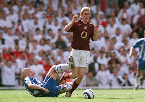 Alex Hleb (Arsenal) Graham Kavanagh (Wigan). Arsenal 4:2 Wigan Athletic Alex Hleb (Arsenal) Graham Kavanagh (Wigan). Arsenal 4:2 Wigan Athletic
