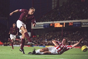 Dennis Bergkamp (Arsenal) Alan Stubbs (Sunderland). Arsenal 3:1 Sunderland Dennis Bergkamp (Arsenal) Alan Stubbs (Sunderland). Arsenal 3:1 Sunderland