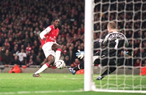 Emmanuel Adebyaor scores Arsenals 1st goal past Paul Robinson (Tottenham) Emmanuel Adebyaor scores Arsenals 1st goal past Paul Robinson (Tottenham)