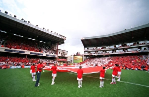 Junior Gunners with giant crests on the pitch. Arsenal 4:2 Wigan Athletic Junior Gunners with giant crests on the pitch. Arsenal 4:2 Wigan Athletic