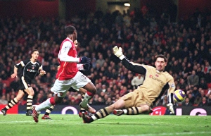 Justin Hoyte scores Arsenals 2nd goal past Scott Carson (Charlton) Justin Hoyte scores Arsenals 2nd goal past Scott Carson (Charlton)