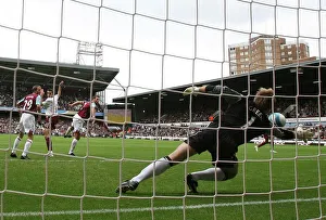 Robin van Persie scores Arsenals goal past Rob Green (West Ham) Robin van Persie scores Arsenals goal past Rob Green (West Ham)