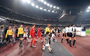 Thierry Henry (Arsenal) leads the Arsenal team out. Juventus 0:0 Arsenal Thierry Henry (Arsenal) leads the Arsenal team out. Juventus 0:0 Arsenal
