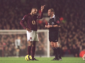 Thierry Henry (Arsenal) and Referee Graham Poll. Arsenal 0:0 Manchester United Thierry Henry (Arsenal) and Referee Graham Poll. Arsenal 0:0 Manchester United