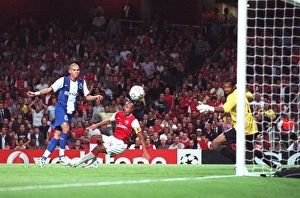 Thierry Henry scores Arsenals 1st goal past Helton under pressure from Pepe (Porto) Thierry Henry scores Arsenals 1st goal past Helton under pressure from Pepe (Porto)