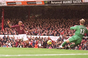 Thierry Henry scores Arsenals 2nd goal past Ben Alnwick (Sunderland) Thierry Henry scores Arsenals 2nd goal past Ben Alnwick (Sunderland)