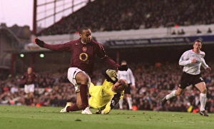Thierry Henry scores Arsenals 2nd goal past Pepe Reina (Liverpool) Thierry Henry scores Arsenals 2nd goal past Pepe Reina (Liverpool)