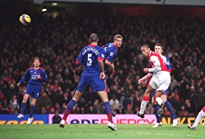 Thierry Henry scores Arsenals 2nd goal under pressure from Nemanja Vidic (Man Utd) Thierry Henry scores Arsenals 2nd goal under pressure from Nemanja Vidic (Man Utd)