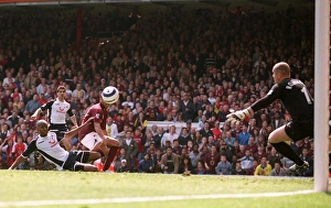 Thierry Henry scores Arsenals goal past Paul Robinson (Tottenham) Thierry Henry scores Arsenals goal past Paul Robinson (Tottenham)