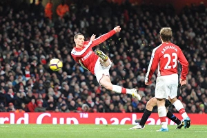 Thomas Vermaelen shoots past Man United goalkeeper Edwin van der Saar to score the Arsenal goal Thomas Vermaelen shoots past Man United goalkeeper Edwin van der Saar to score the Arsenal goal
