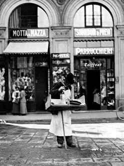 Italian Heritage Collection: Street vendor of fritters. milan 1910