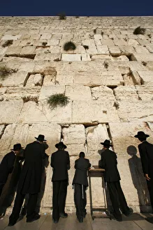 Universal images group/editorial religion prayer/ultra orthodox jewish men pray western wall old Universal images group/editorial religion prayer/ultra orthodox jewish men pray western wall old