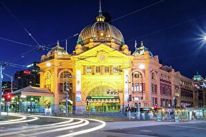 Victoria (VIC) Collection: Flinders street station at night, Melbourne