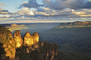 The Three Sisters, Jamison Valley, Blue Mountains The Three Sisters, Jamison Valley, Blue Mountains