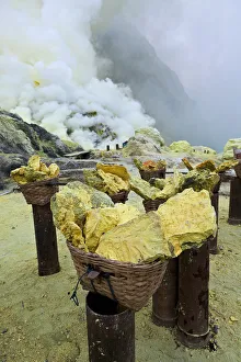 Sulfur baskets and smoking sulfur pipes, Kawa ijen Sulfur baskets and smoking sulfur pipes, Kawa ijen