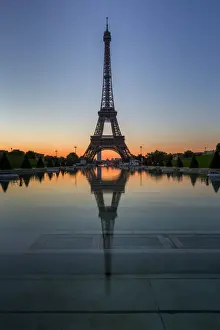 Prints of Sunrise at Gardens of the Trocadero (Jardins du Trocad'ro) with view of Eiffel Tower reflecting in the fountain water Eiffel Tower Prints: Eiffel Tower Reflection Print at Gardens of the Trocadero