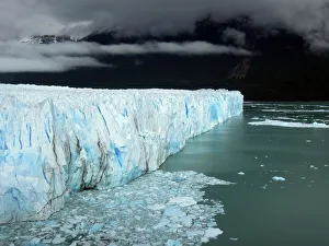 Glaciar Perito Moreno moving into Lago Argentino Glaciar Perito Moreno moving into Lago Argentino