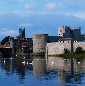 King John's Castle, Co Limerick, River Shannon, Ireland King John's Castle, Co Limerick, River Shannon, Ireland