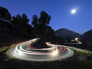 Lights of vehicles in movement circulating along a carretera with curves very closed in Lights of vehicles in movement circulating along a carretera with curves very closed in